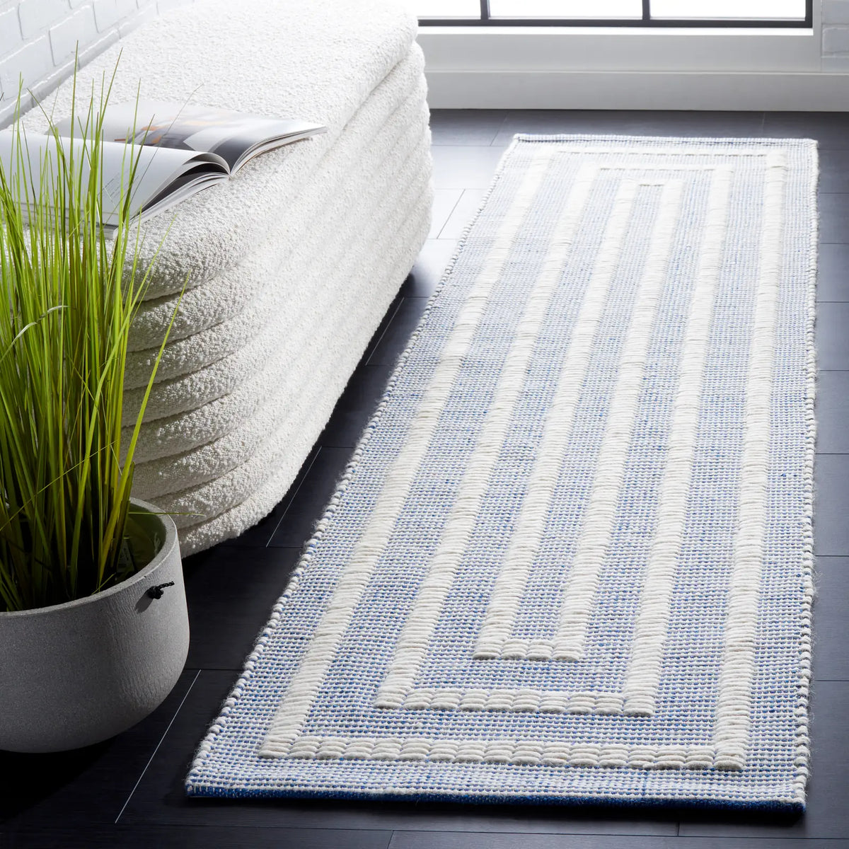 Safavieh Natura 2'-3" x 8'-0" Rug in Blue / Ivory