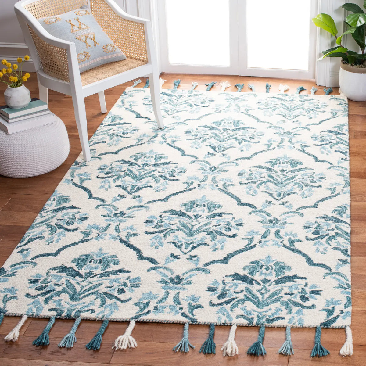 Safavieh Suzani 5'-0" x 8'-0" Rug in Ivory / Turquoise
