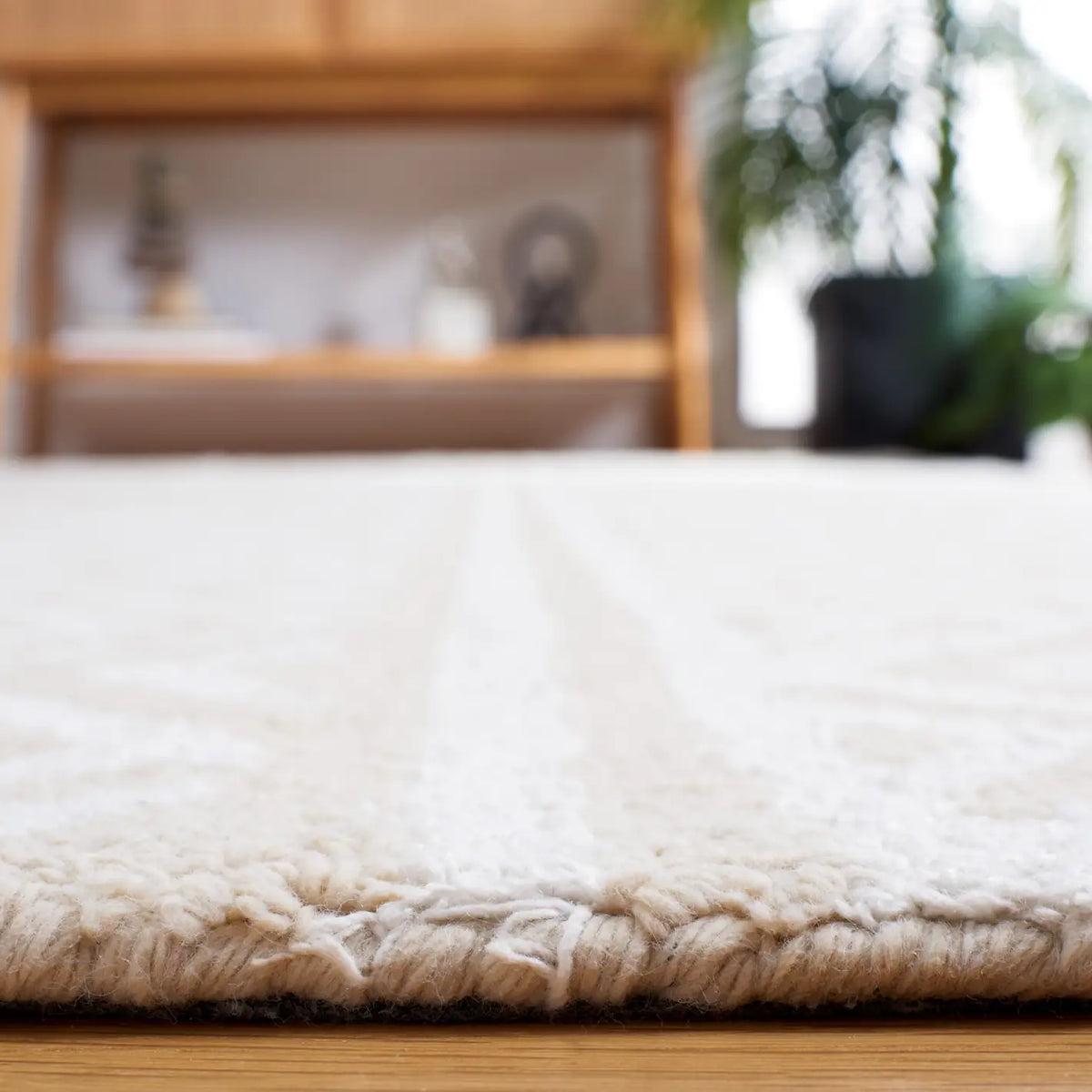 Safavieh Capri 4'-0" x 6'-0" Rug in Ivory / Beige