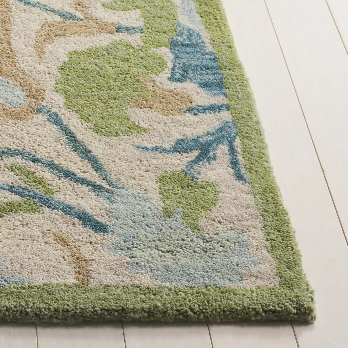 Safavieh Antiquity 4'-0" x 6'-0" Rug in Ivory / Green