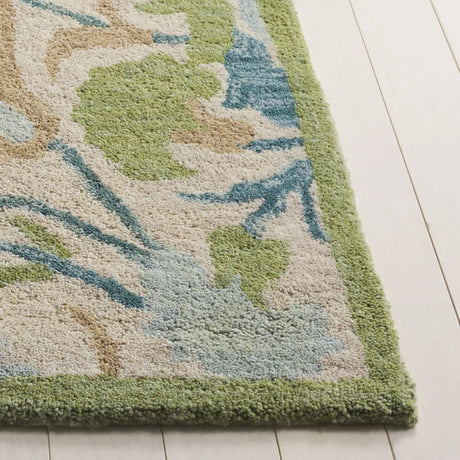 Safavieh Antiquity 4'-0" x 6'-0" Rug in Ivory / Green