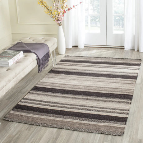 Safavieh Dhurries 4'-0" x 6'-0" Rug in Natural / Black