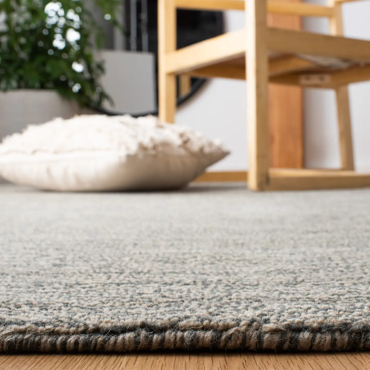 Safavieh Himalaya 4'-0" x 6'-0" Rug in Grey