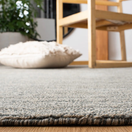Safavieh Himalaya 4'-0" x 6'-0" Rug in Grey