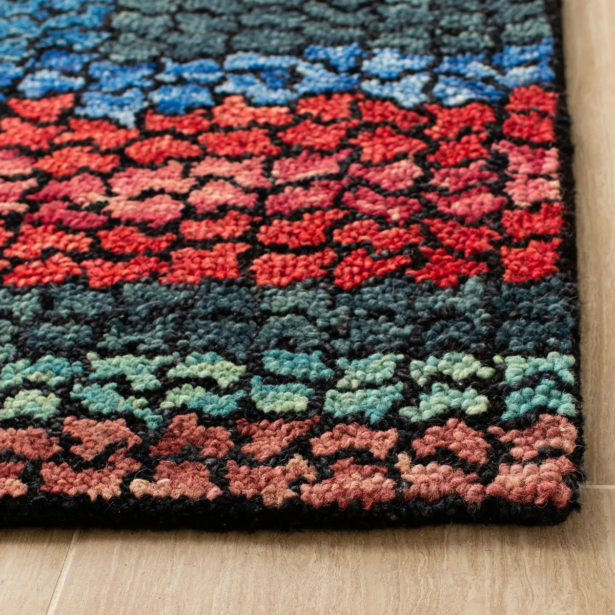 Safavieh Aspen 4'-0" x 6'-0" Rug in Navy / Red