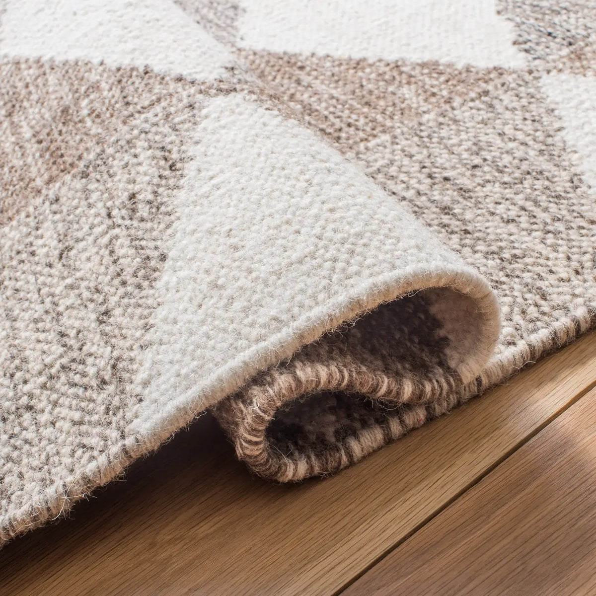 Safavieh Kilim 4'-0" x 6'-0" Rug in Ivory / Brown