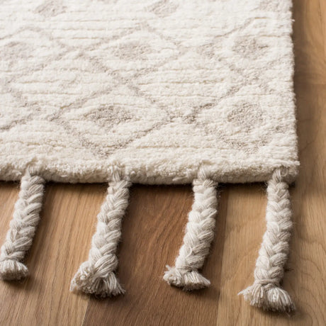 Safavieh Casablanca 4'-0" x 6'-0" Rug in Ivory / Beige