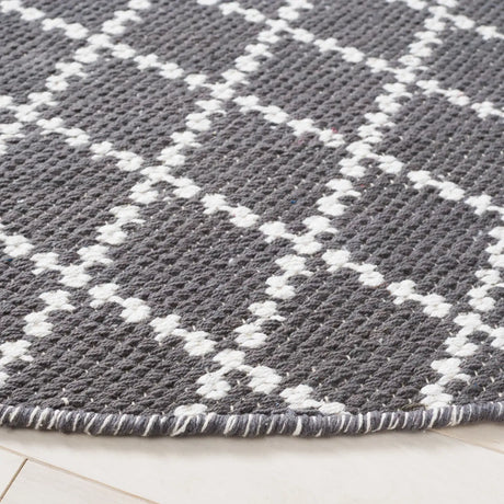 Safavieh Montauk 6'-0" x 6'-0" Rug in Dark Grey / Ivory