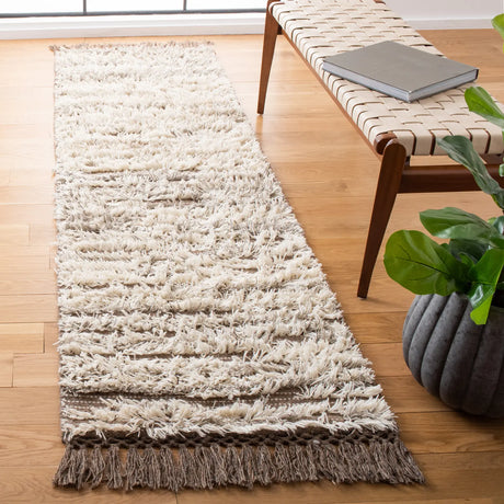 Safavieh Casablanca 2'-3" x 8'-0" Rug in Natural / Ivory