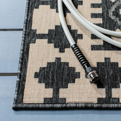 Safavieh Veranda 6'-7" x 9'-6" Rug in Ivory / Grey