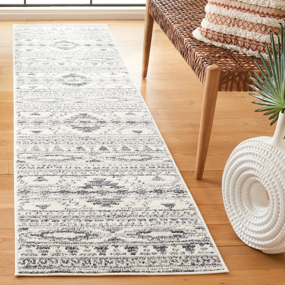 Safavieh Layla 2'-2" x 9'-0" Rug in Ivory / Grey