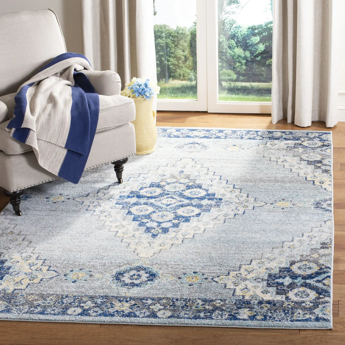 Safavieh Madison 4'-0" x 6'-0" Rug in Grey / Cream