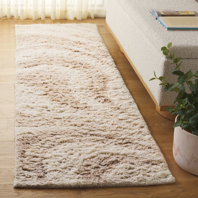 Safavieh Vermont 2'-3" x 8'-0" Rug in Ivory / Beige