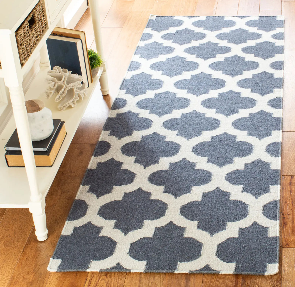 Safavieh Dhurries 2'-6" x 7'-0" Rug in Blue / Ivory