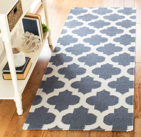 Safavieh Dhurries 2'-6" x 7'-0" Rug in Blue / Ivory