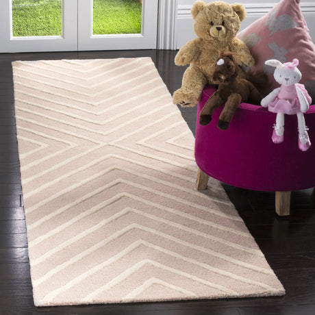 Safavieh Safavieh Kids 2'-6" x 8'-0" Rug in Pink / Ivory