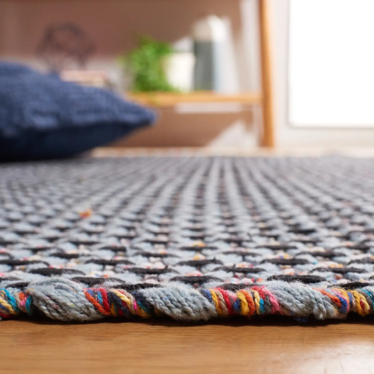Safavieh Montauk 4'-0" x 6'-0" Rug in Blue / Black