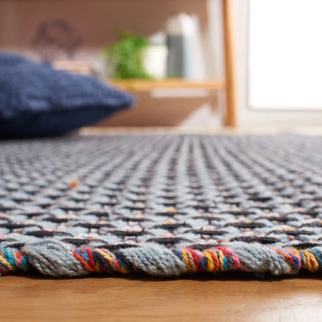 Safavieh Montauk 4'-0" x 6'-0" Rug in Blue / Black