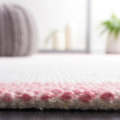 Safavieh Natura 4'-0" x 6'-0" Rug in Ivory / Pink