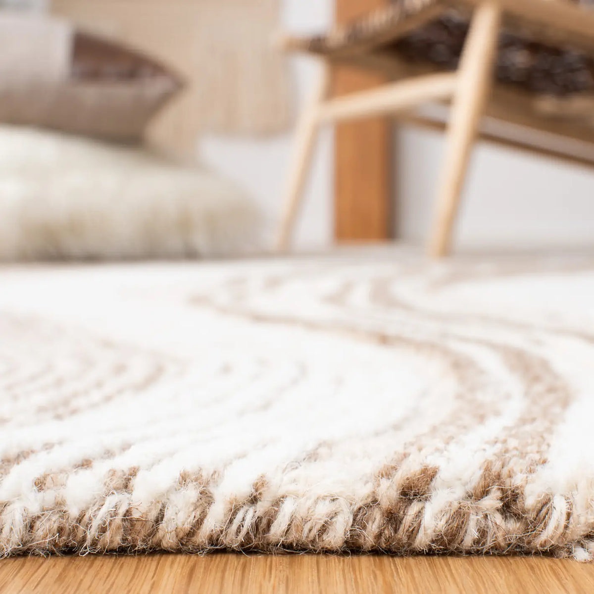 Safavieh Fifth Avenue 4'-0" x 6'-0" Rug in Beige / Ivory