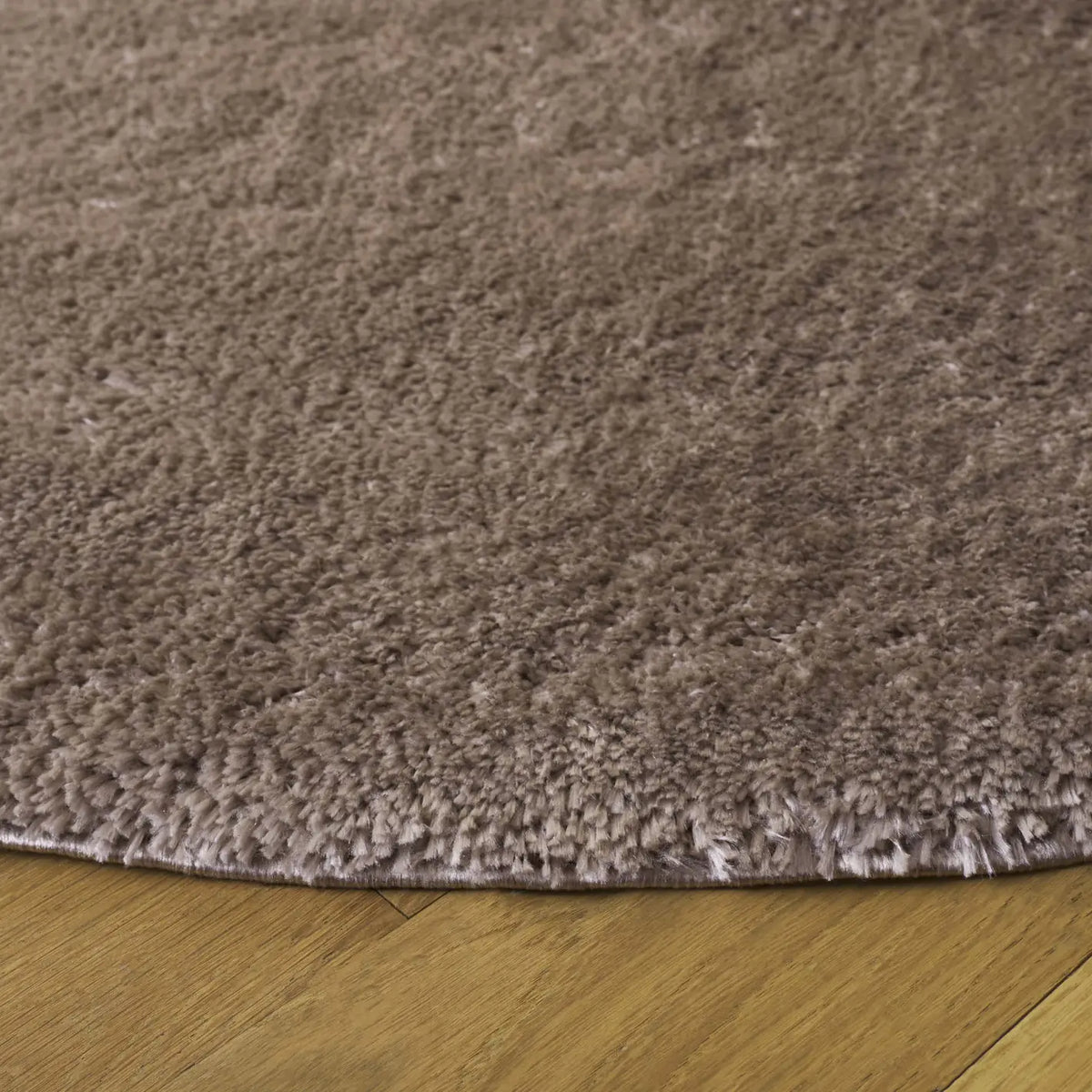 Safavieh Penelope Shag 6'-7" x 6'-7" Rug in Taupe