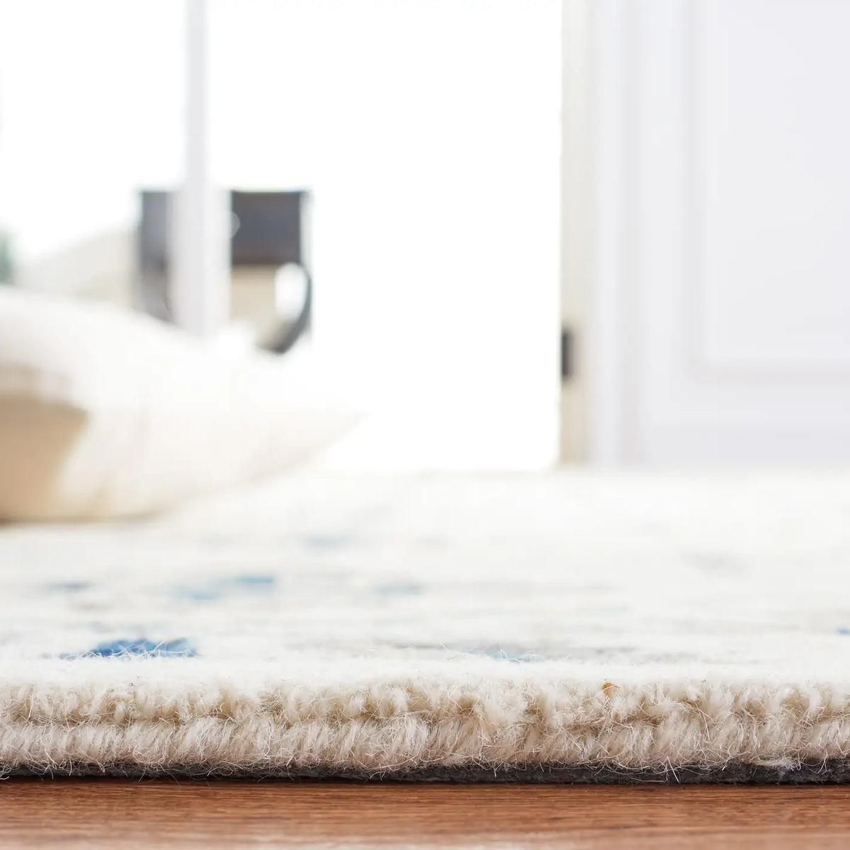 Safavieh Aspen 4'-0" x 6'-0" Rug in Ivory / Blue