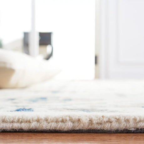 Safavieh Aspen 4'-0" x 6'-0" Rug in Ivory / Blue