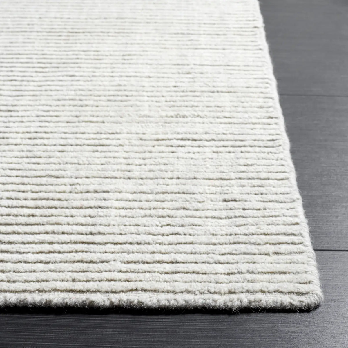 Safavieh Himalaya 4'-0" x 6'-0" Rug in Light Grey
