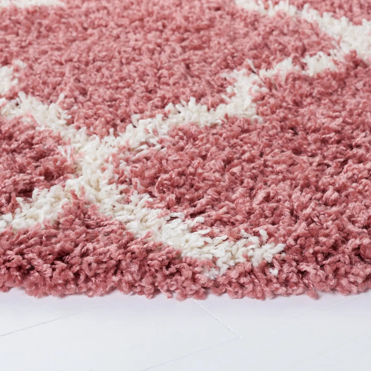 Safavieh Venus Shag 500 6'-7" x 6'-7" Rug in Pink / Ivory