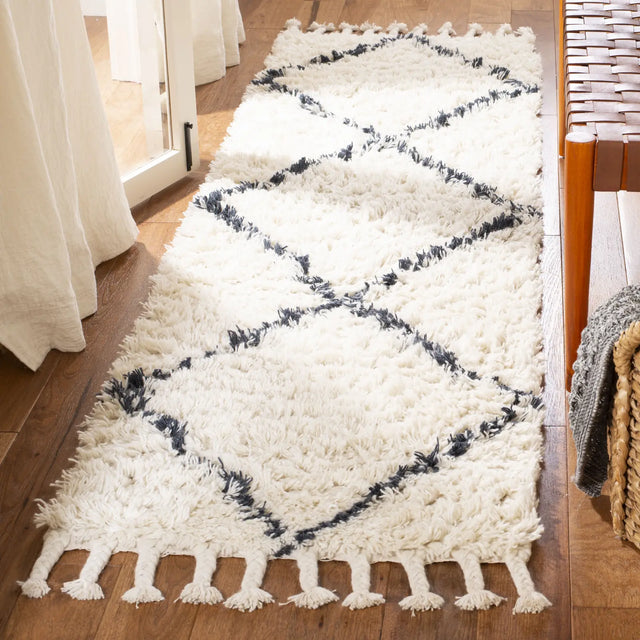 Safavieh Casablanca 2'-3" x 8'-0" Rug in Ivory / Grey