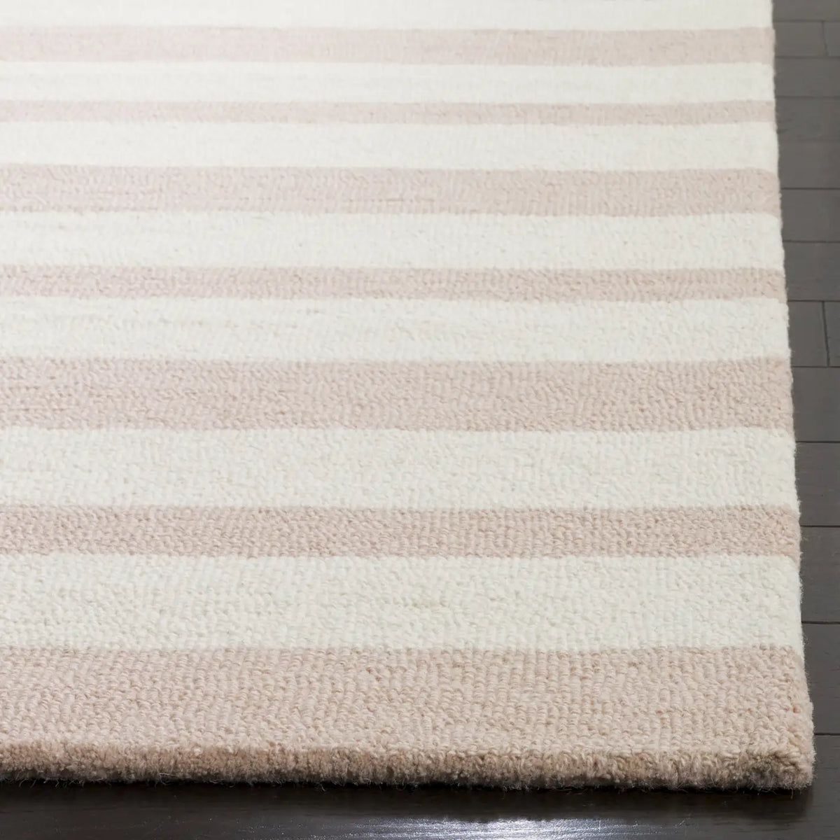 Safavieh Safavieh Kids 5'-0" x 7'-0" Rug in Pink / Ivory