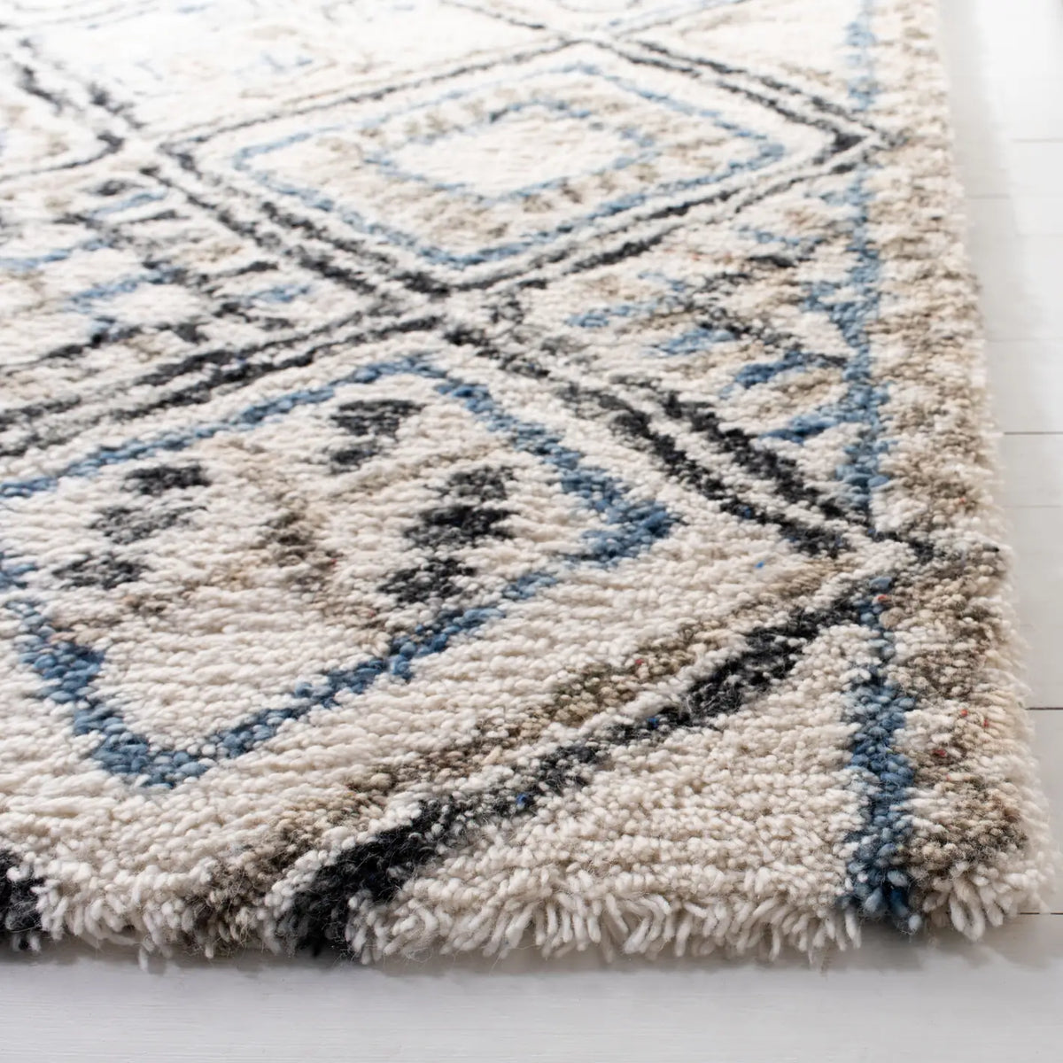 Safavieh Casablanca Shag 5'-0" x 8'-0" Rug in Black / Ivory