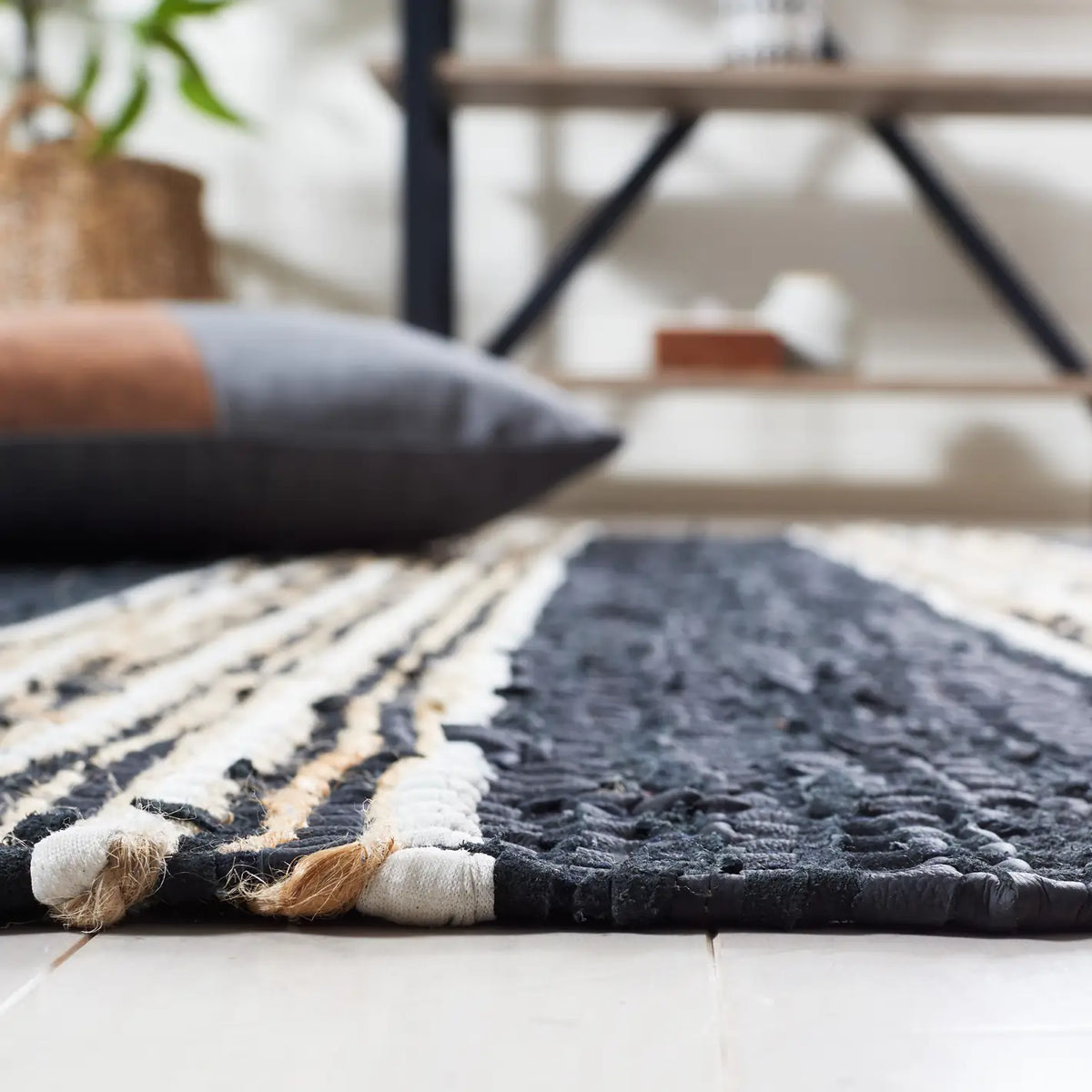 Safavieh Vintage Leather 4'-0" x 6'-0" Rug in Black / Natural