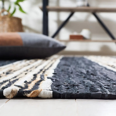 Safavieh Vintage Leather 4'-0" x 6'-0" Rug in Black / Natural