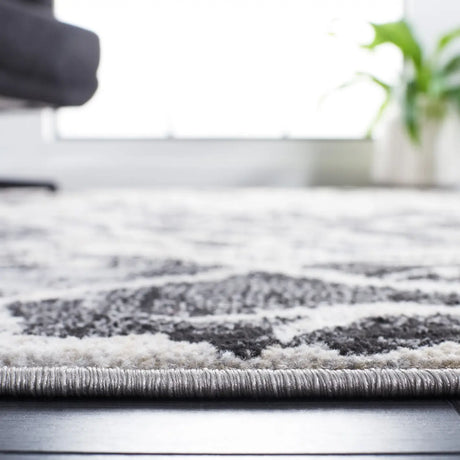 Safavieh Jasper 100 4'-0" x 6'-0" Rug in Black / Ivory