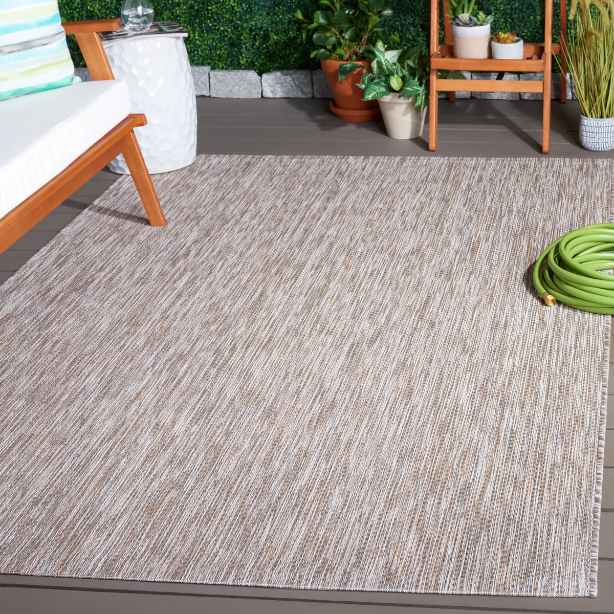 Safavieh Courtyard 4'-0" x 5'-7" Rug in Ivory / Beige Grey