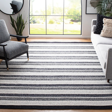 Safavieh Kilim 8'-0" x 10'-0" Rug in Black / Ivory