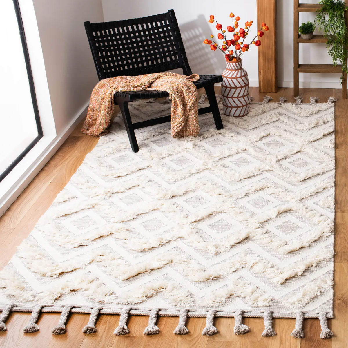 Safavieh Kenya 5'-0" x 8'-0" Rug in Ivory / Grey