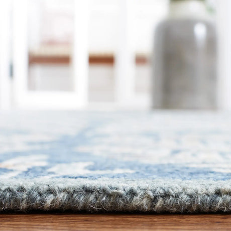 Safavieh Capri 4'-0" x 6'-0" Rug in Grey / Ivory