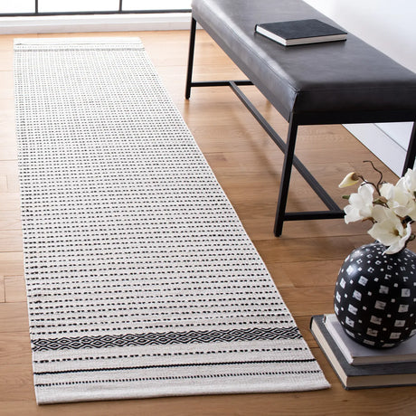 Safavieh Kilim 2'-3" x 7'-0" Rug in Ivory