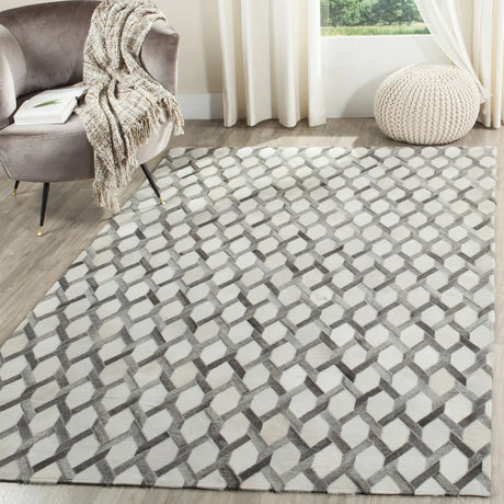 Safavieh Studio Leather 5'-0" x 8'-0" Rug in Ivory / Grey