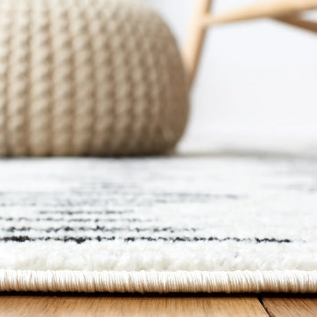 Safavieh Tulum 4'-5" x 6'-5" Rug in Ivory / Black