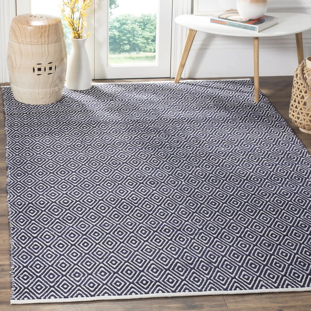 Safavieh Boston 4'-0" x 6'-0" Rug in Navy