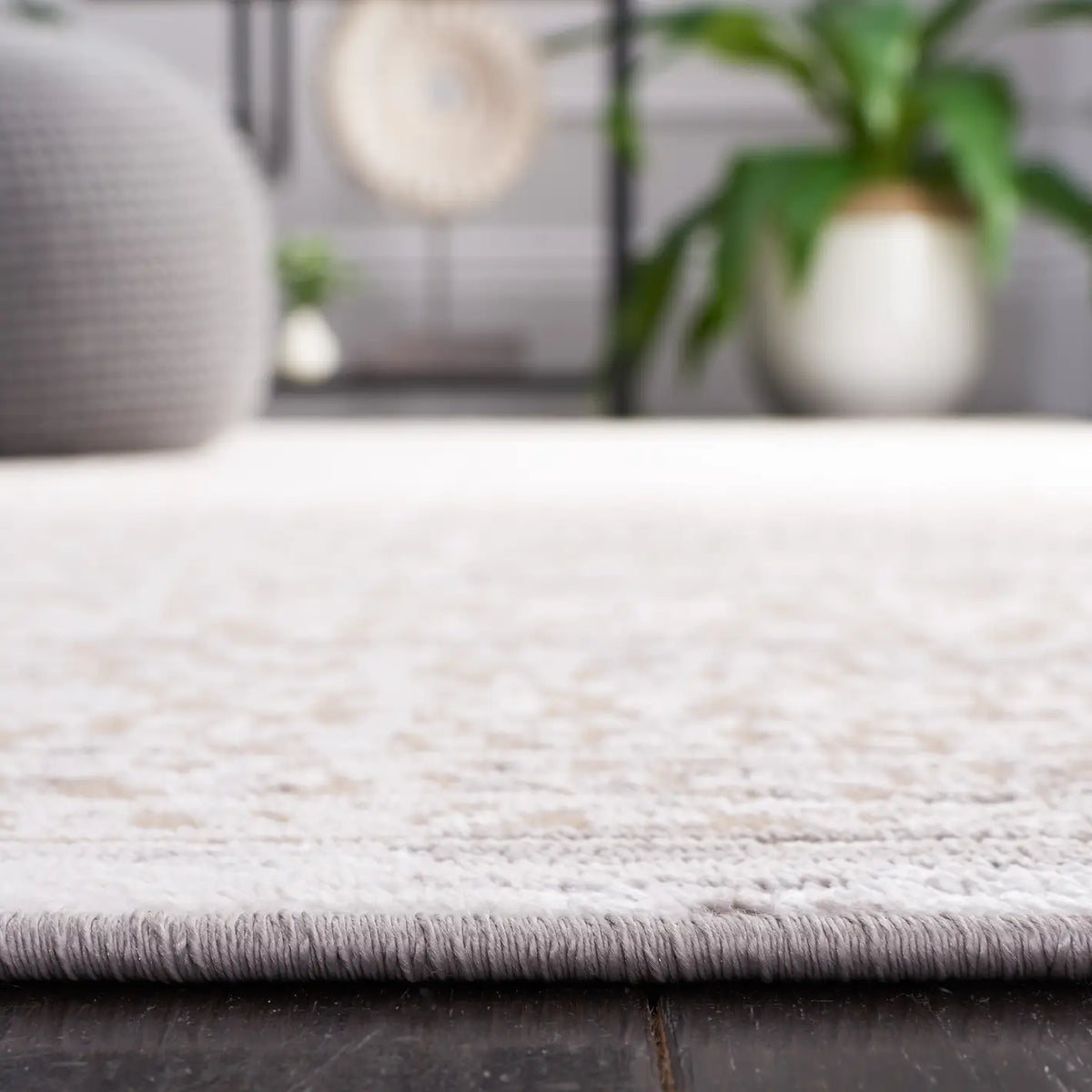 Safavieh Amelia 4'-5" x 6'-5" Rug in Beige / Ivory