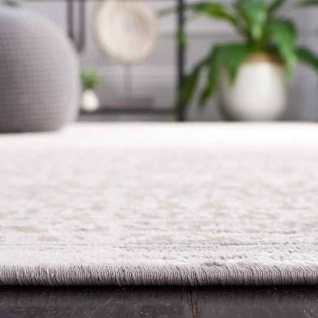Safavieh Amelia 4'-5" x 6'-5" Rug in Beige / Ivory