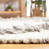 Safavieh Kenya 5'-0" x 8'-0" Rug in Ivory / Grey