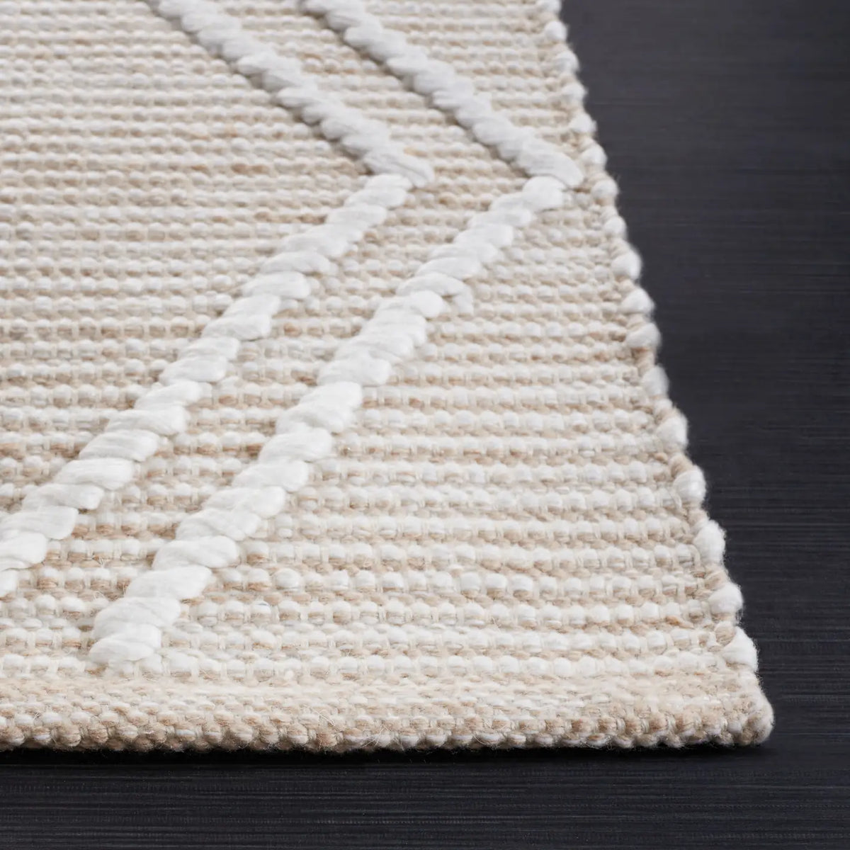 Safavieh Kilim 4'-0" x 6'-0" Rug in Natural / Ivory