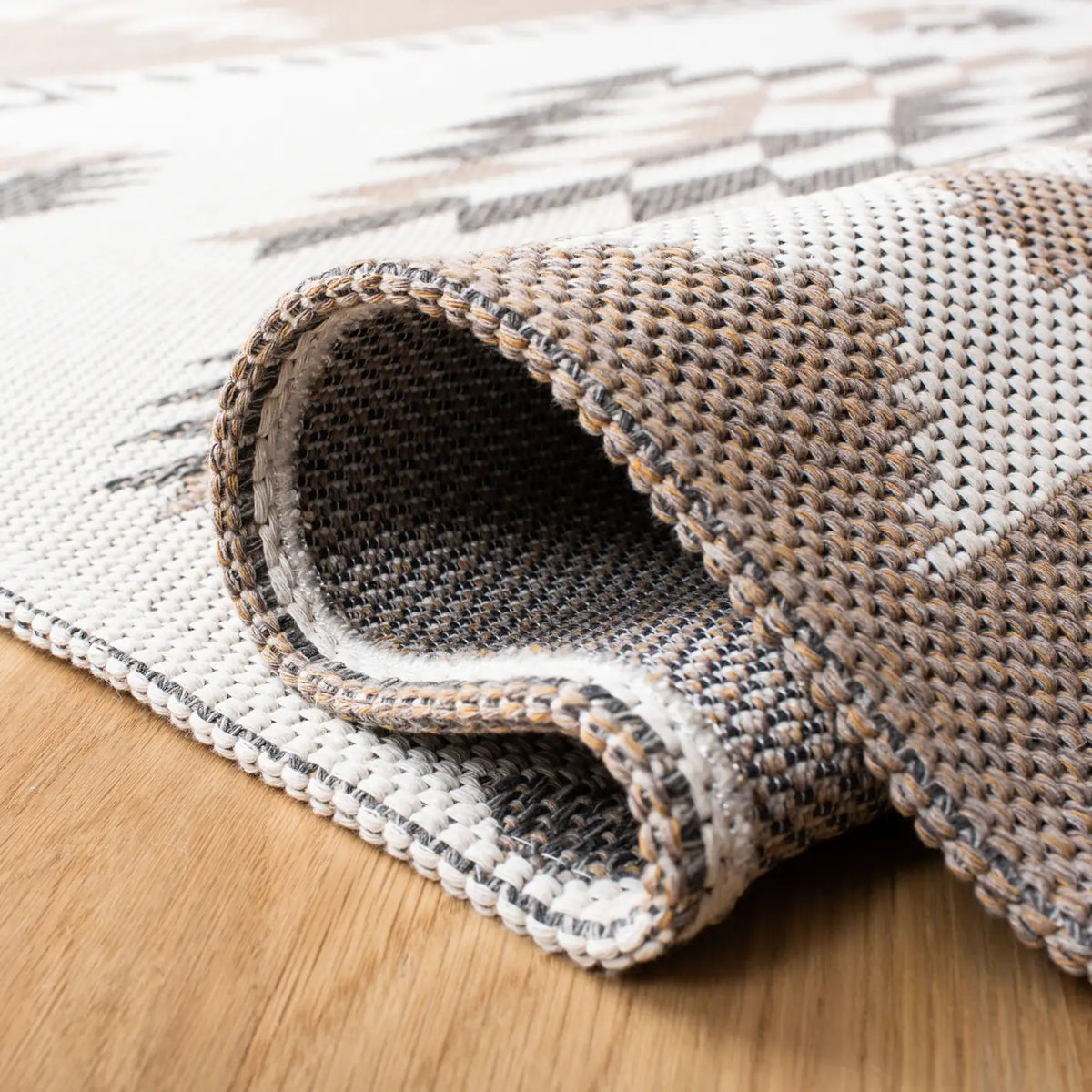 Safavieh Augustine 4'-0" x 6'-0" Rug in Taupe / Cream