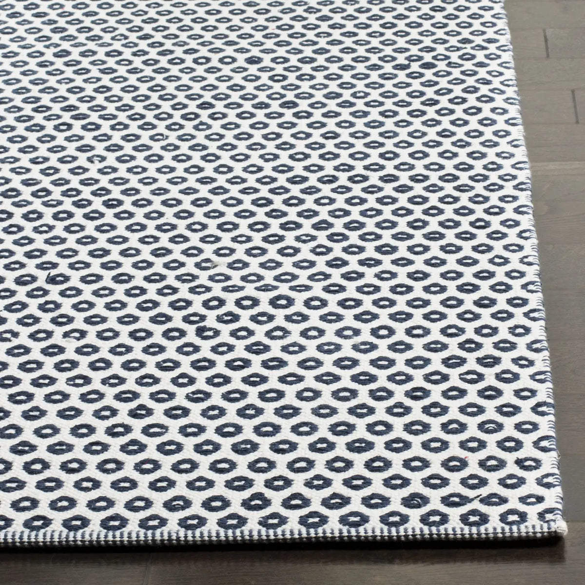 Safavieh Montauk 5'-0" x 8'-0" Rug in Navy / Ivory