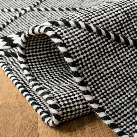 Safavieh Casablanca 4'-0" x 6'-0" Rug in Black / Ivory